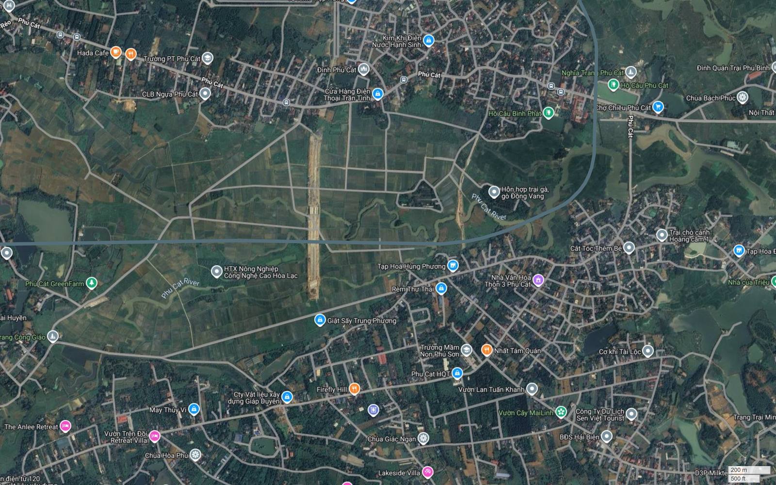 Khúc bẻ chín mươi độ của tuyến metro số 17 Hà Nội ôm rìa đông làng Phú Cát, gần Chợ Chiều Phú Cát, Hồ Câu Phú Cát và Nghĩa Trang Phú Cát